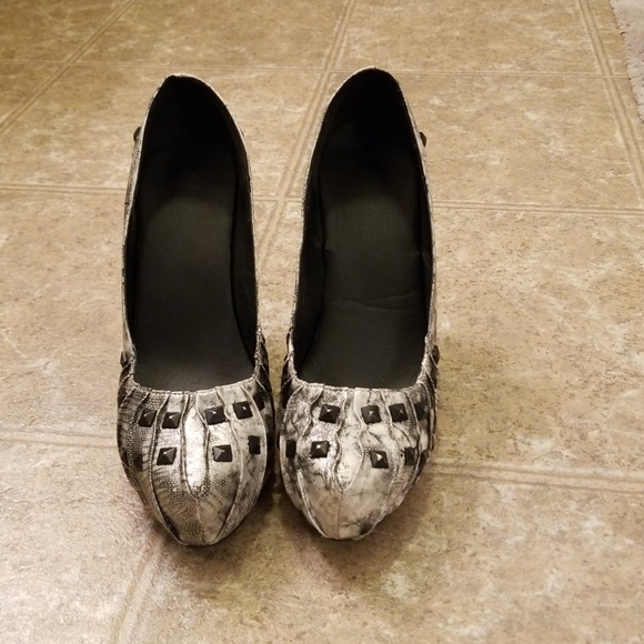 Buckle studded heels - Picture 3 of 8